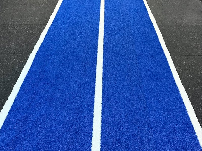 Hyrox grasrollen worden op een vrachtwagen geladen voor levering